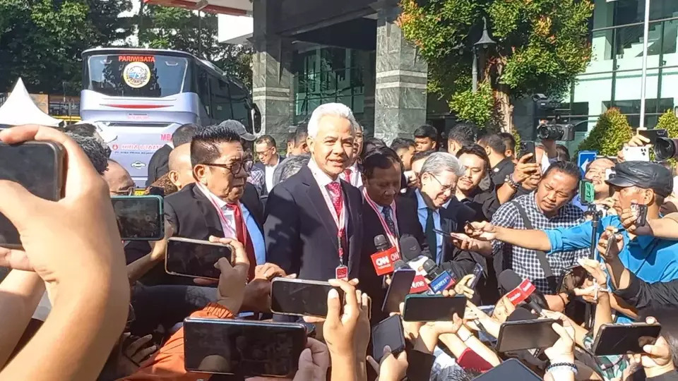 Ganjar Pranowo-Mahfud MD di Gedung MK